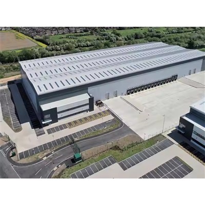 Edificio del magazzino in metallo isolato